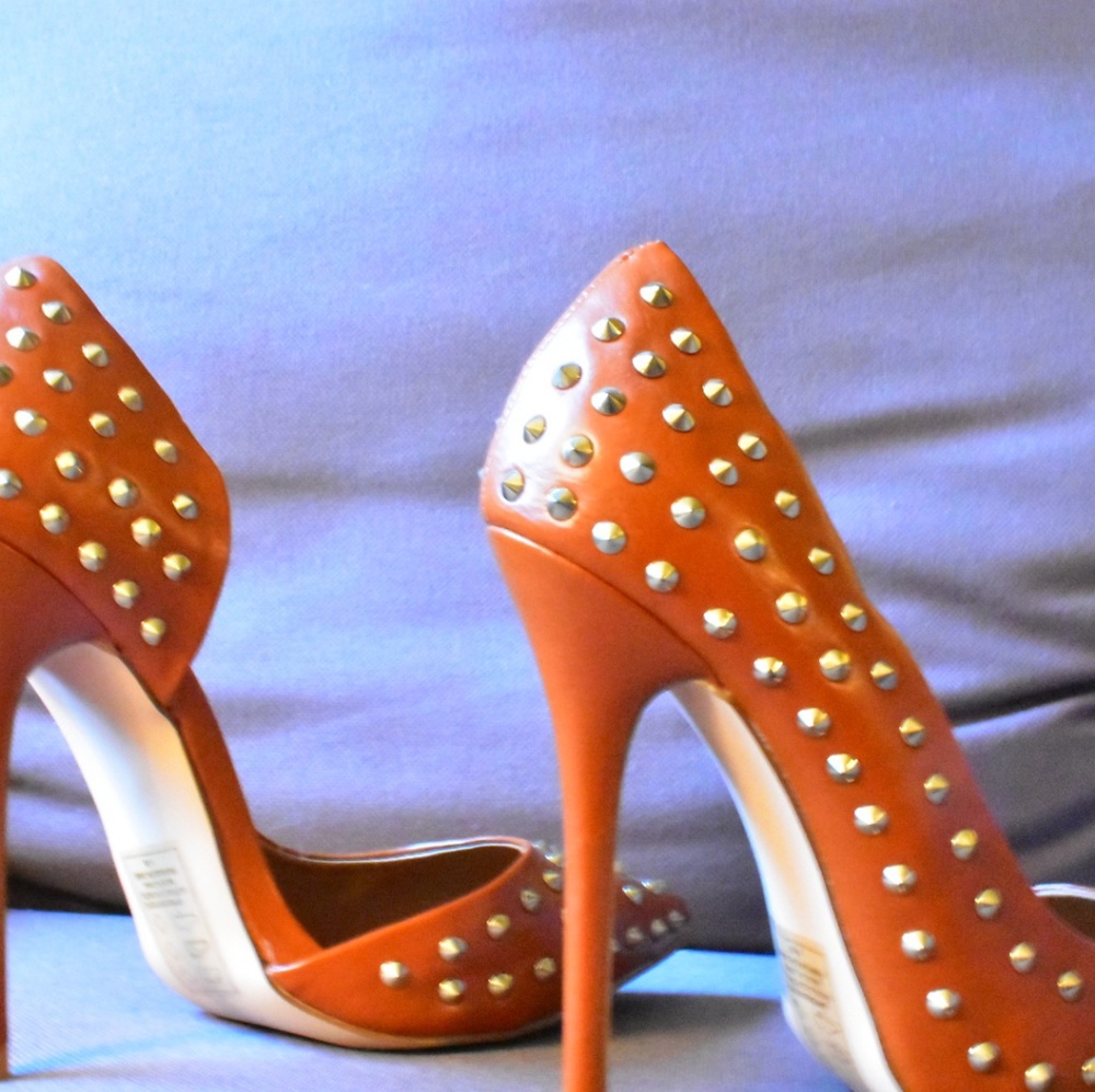 Izabella Rue Spiked Cognac Pumps 8M